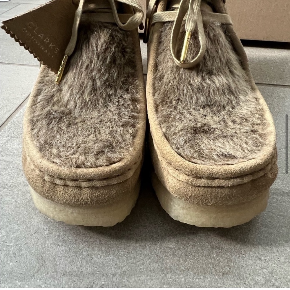 Clarks Wallabee Ankle Boot Women's
SZ 10 M Tan NEW $170 Fur Accent Suede Lace Up - Picture 10 of 10